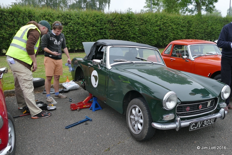 Matthew Walbran's (MGCC New Zealand) MG Midget. Andrew is chatting to Ian Beningfield about the best way to get the circlip back on the rear of the brake cylinder!
